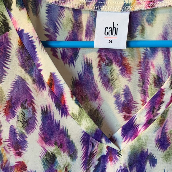 CAbi Plume Feather Print short/cap sleeve Blouse #5027 Size M EUC - Picture 2 of 3